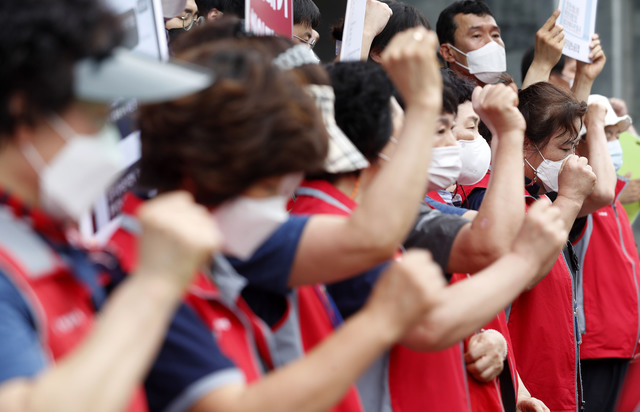 [서울=뉴시스] 홍효식 기자 = 7일 오후 서울 관악구 서울대학교 행정관 앞에서 열린 서울대학교 청소 노동자 李모 조합원 사망 관련 서울대 오세정 총장 규탄 기자회견에서 민주노총 조합원들이 구호를 외치고 있다. 2021.07.08. yesphoto@newsis.com