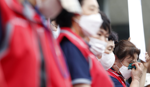 [서울=뉴시스] 홍효식 기자 = 7일 오후 서울 관악구 서울대학교 행정관 앞에서 민주노총 조합원들이 서울대학교 청소 노동자 李모 조합원 사망 관련 서울대 오세정 총장 규탄 기자회견을 하고 있는 가운데 청소 노동자가 눈물을 훔치고 있다. 2021.07.08. yesphoto@newsis.com