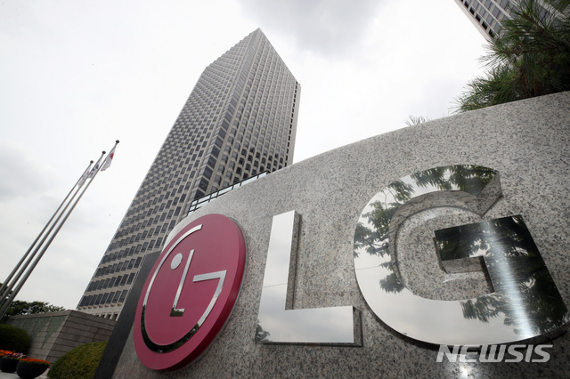 [서울=뉴시스] 김병문 기자 = LG전자가 2분기에 연결기준 매출액 17조 1101억 원, 영업이익 1조1128억 원을 기록했다고 밝힌 7일 오후 서울 영등포구 LG 트윈타워의 모습이 보이고 있다. 전년 동기 대비 매출액과 영업이익은 각각 48.4%, 65.5% 증가했다. 매출액은 역대 2분기 가운데 최대다. 2021.07.07. dadazon@newsis.com
