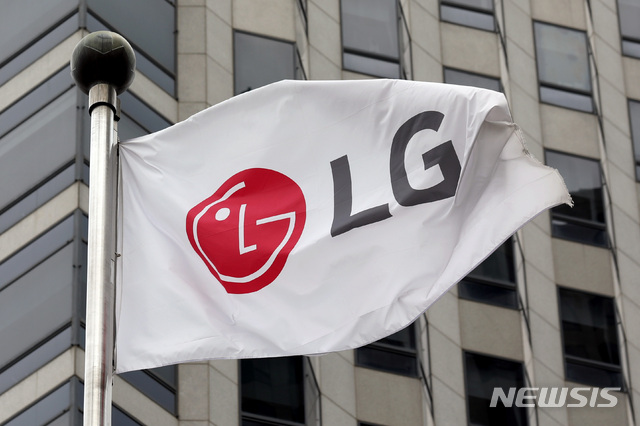 [서울=뉴시스] 김병문 기자 = LG전자가 2분기에 연결기준 매출액 17조 1101억 원, 영업이익 1조1128억 원을 기록했다고 밝힌 7일 오후 서울 영등포구 LG 트윈타워의 깃발이 휘날리고 있다. 전년 동기 대비 매출액과 영업이익은 각각 48.4%, 65.5% 증가했다. 매출액은 역대 2분기 가운데 최대다. 2021.07.07. dadazon@newsis.com
