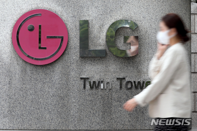 [서울=뉴시스] 김병문 기자 =&nbsp; LG전자가 2분기에 연결기준 매출액 17조 1101억 원, 영업이익 1조1128억 원을 기록했다고 밝힌 7일 오후 서울 영등포구 LG 트윈타워의 모습이 보이고 있다. 전년 동기 대비 매출액과 영업이익은 각각 48.4%, 65.5% 증가했다. 매출액은 역대 2분기 가운데 최대다. 2021.07.07. dadazon@newsis.com
