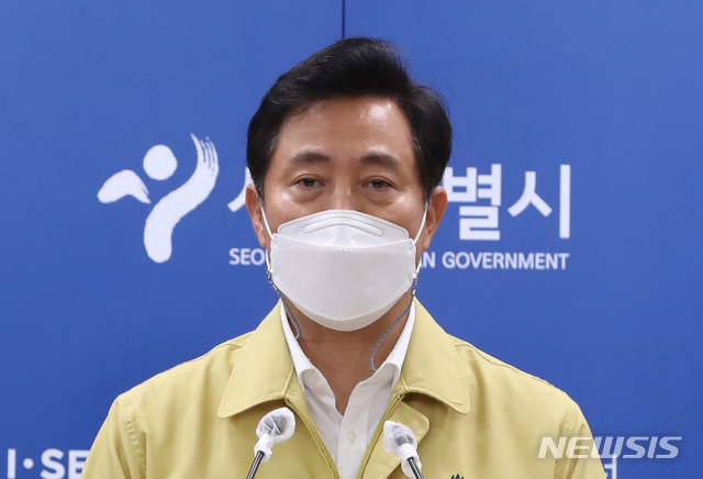 [서울=뉴시스] 전진환 기자 = 오세훈 서울시장이 7일 오후 서울시청 브리핑룸에서 코로나19 확진자 급증과 관련한 긴급 대책회의 결과를 발표하고 있다. 2021.07.07. amin2@newsis.com