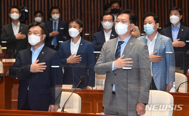 [서울=뉴시스] 최진석 기자 = 송영길(오른쪽) 더불어민주당 대표와 윤호중 원내 대표가 7일 오후 서울 영등포구 국회 예결위원회 회의장에서 열린 민주당 의원 총회에서 국민의례를 하고 있다. (공동취재사진) 2021.07.07. photo@newsis.com