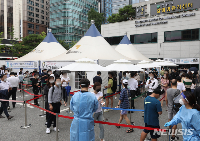 [서울=뉴시스]조수정 기자 = 코로나19 신규확진자가 1212명 발생한 7일 오후 서울 강남구보건소 코로나19 선별진료소에서 검사를 받기 위해 길게 줄서 기다리고 있다. 2021.07.07. chocrystal@newsis.com