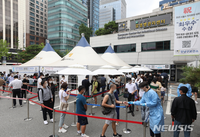 [서울=뉴시스]조수정 기자 = 코로나19 신규확진자가 1212명 발생한 7일 오후 서울 강남구보건소 코로나19 선별진료소에서 검사를 받기 위해 길게 줄서 기다리고 있다. 2021.07.07. chocrystal@newsis.com