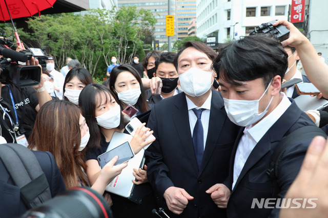 [서울=뉴시스] 국회사진기자단 = 윤석열 전 검찰총장이 7일 오후 서울 종로구 한 중식당에서 안철수 국민의당 대표와 오찬 회동을 마친 뒤 취재진들의 질문을 받으며 이동하고 있다. 2021.07.07. photo@newsis.com