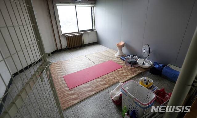 [서울=뉴시스] 홍효식 기자 = 민주노총 조합원들이 서울대학교 청소 노동자 李모 조합원 사망 관련 서울대 오세정 총장 규탄 기자회견을 연 7일 오후 서울 관악구 서울대학교 李모 조합원이 근무했던 기숙사 휴게실의 모습. 2021.07.08. yesphoto@newsis.com