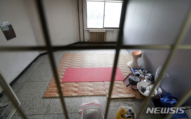 [서울=뉴시스] 홍효식 기자 = 민주노총 조합원들이 서울대학교 청소 노동자 李모 조합원 사망 관련 서울대 오세정 총장 규탄 기자회견을 연 지난 7일 오후 서울 관악구 서울대학교 李모 조합원이 근무했던 기숙사 휴게실의 모습. 2021.07.07. yesphoto@newsis.com