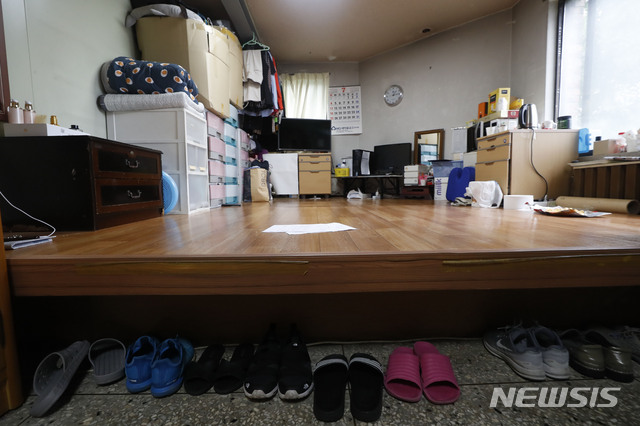 [서울=뉴시스] 홍효식 기자 = 민주노총 조합원들이 서울대학교 청소 노동자 李모 조합원 사망 관련 서울대 오세정 총장 규탄 기자회견을 연 7일 오후 서울 관악구 서울대학교 李모 조합원이 근무했던 기숙사 휴게실의 모습. 2021.07.08. yesphoto@newsis.com