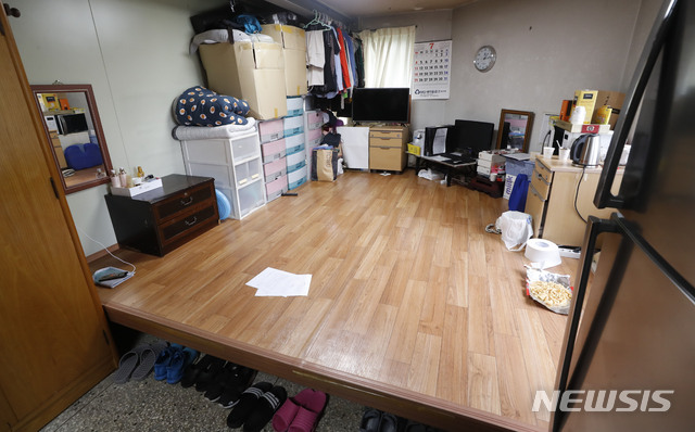 [서울=뉴시스] 홍효식 기자 = 민주노총 조합원들이 서울대학교 청소 노동자 李모 조합원 사망 관련 서울대 오세정 총장 규탄 기자회견을 연 7일 오후 서울 관악구 서울대학교 李모 조합원이 근무했던 기숙사 휴게실의 모습. 2021.07.08. yesphoto@newsis.com