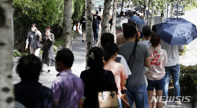 [서울=뉴시스] 홍효식 기자 = 코로나19 신규 확진자가 1,212명으로 집계된 7일 서울 관악구 보건소에 마련된 선별진료소를 찾은 시민들이 코로나19 검사를 받기 위해 줄지어 기다리고 있다. 2021.07.07. yesphoto@newsis.com