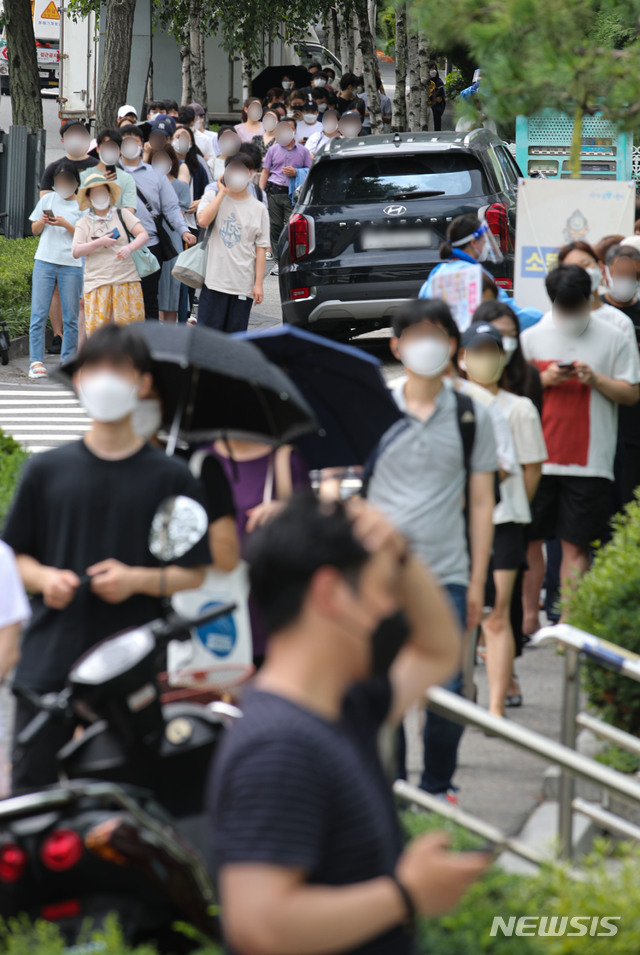 [서울=뉴시스] 권창회 기자 = 국내 코로나19 신규 확진자가 1212명으로 6개월 만에 1000명 대를 돌파한 7일 오전 서울 관악구 보건소에 마련된 선별진료소에서 시민들이 검사를 받기 위해 대기하고 있다. 2021.07.07. kch0523@newsis.com 