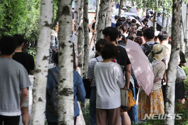 [서울=뉴시스] 권창회 기자 = 국내 코로나19 신규 확진자가 1212명으로 6개월 만에 1000명 대를 돌파한 7일 오전 서울 관악구 보건소에 마련된 선별진료소에서 시민들이 검사를 받기 위해 대기하고 있다. 2021.07.07. kch0523@newsis.com