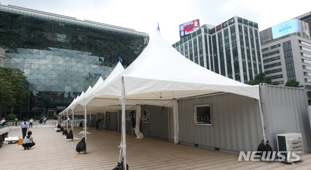 [서울=뉴시스] 전진환 기자 = 7일 오후 서울시청 앞 광장에 임시선별진료소가 만들어지고 있다. 질병관리청 중앙방역대책본부(방대본)에 따르면 7일 0시 기준 누적 확진자는 전날보다 1212명 증가한 16만2753명이다. 정부는 2~3일 안에도 확산세가 잡히지 않으면 새 거리 두기 체계 4단계까지 검토한다는 방침이다. 2021.07.07. amin2@newsis.com