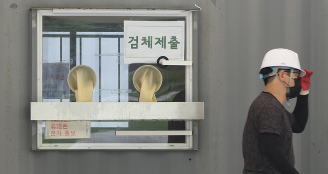 [서울=뉴시스] 전진환 기자 = 7일 오후 서울시청 앞 광장에 임시선별진료소가 만들어지고 있다. 질병관리청 중앙방역대책본부(방대본)에 따르면 7일 0시 기준 누적 확진자는 전날보다 1212명 증가한 16만2753명이다. 정부는 2~3일 안에도 확산세가 잡히지 않으면 새 거리 두기 체계 4단계까지 검토한다는 방침이다. 2021.07.07. amin2@newsis.com