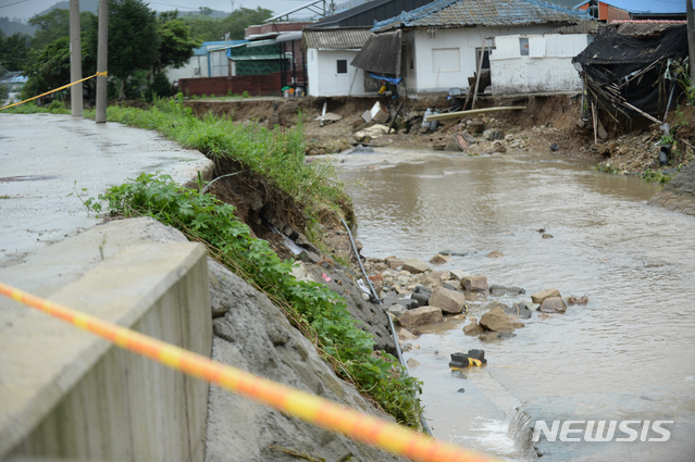 [해남=뉴시스]김혜인 기자 = 7일 오후 전남 해남 현산면 탑동마을에서 폭우로 제방이 붕괴된 상태로 남아있다. 2021.07.07.hyein0342@newsis.com