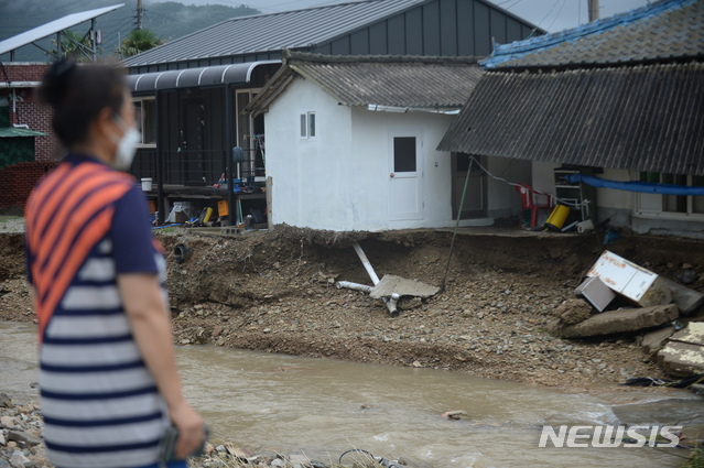 [해남=뉴시스]김혜인 기자 = 7일 오후 전남 해남 현산면 탑동마을에서 폭우로 제방이 유실돼 주택이 위태롭게 남아있다. 2021.07.07.hyein0342@newsis.com