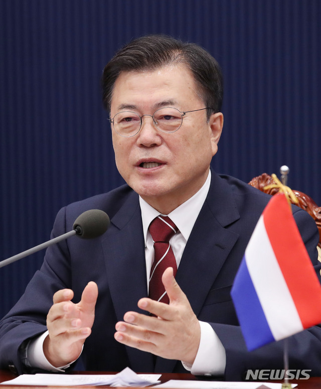 [서울=뉴시스] 김진아 기자 = 문재인 대통령이 7일 청와대 여민관에서 열린 마크 루터 네덜란드 총리와의 화상 정상회담에서 발언을 하고 있다. 2021.07.07. bluesoda@newsis.com