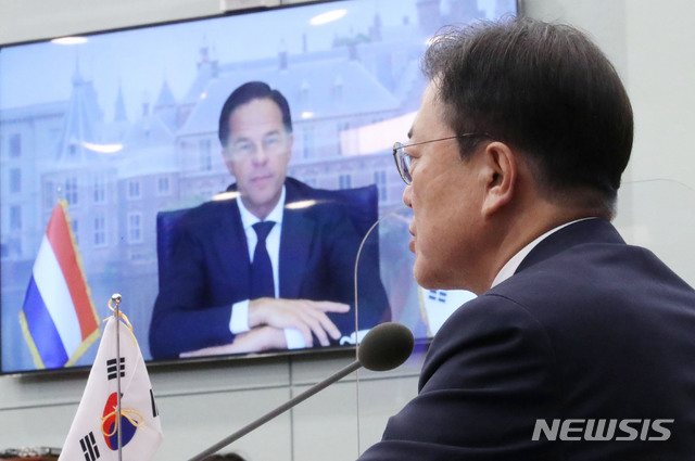 [서울=뉴시스] 김진아 기자 = 문재인 대통령이 7일 청와대 여민관에서 열린 마크 루터 네덜란드 총리와의 화상 정상회담에서 발언을 하고 있다. 2021.07.07. bluesoda@newsis.com