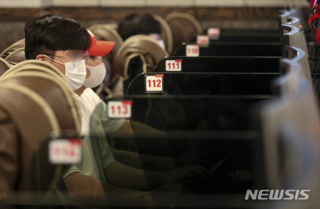 [서울=뉴시스] 정병혁 기자 = 지난 7일 오후 서울 성북구 한 PC방을 찾은 시민들이 마스크를 쓴 채 게임을 하고 있다. 2021.07.07. jhope@newsis.com