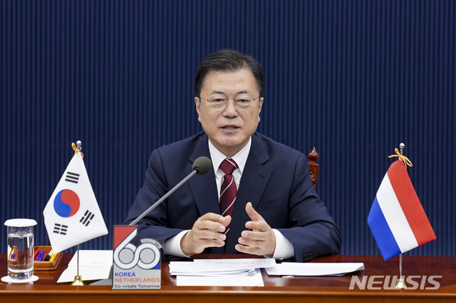 [서울=뉴시스] 김진아 기자 = 문재인 대통령이 7일 청와대 여민관에서 열린 마크 루터 네덜란드 총리와의 화상 정상회담에서 발언을 하고 있다. 2021.07.07. bluesoda@newsis.com