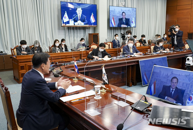 [서울=뉴시스] 김진아 기자 = 문재인 대통령이 7일 청와대 여민관에서 열린 마크 루터 네덜란드 총리와의 화상 정상회담에서 발언을 하고 있다. 2021.07.07. bluesoda@newsis.com