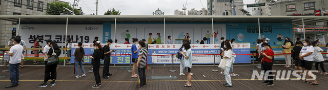 [서울=뉴시스] 정병혁 기자 = 코로나19 신규확진자가 1200명대를 넘어선 7일 오후 서울 성북구청 바람마당 임시선별검사소를 찾은 시민들이 검사를 받기 위해 줄 서고 있다. 2021.07.07. jhope@newsis.com