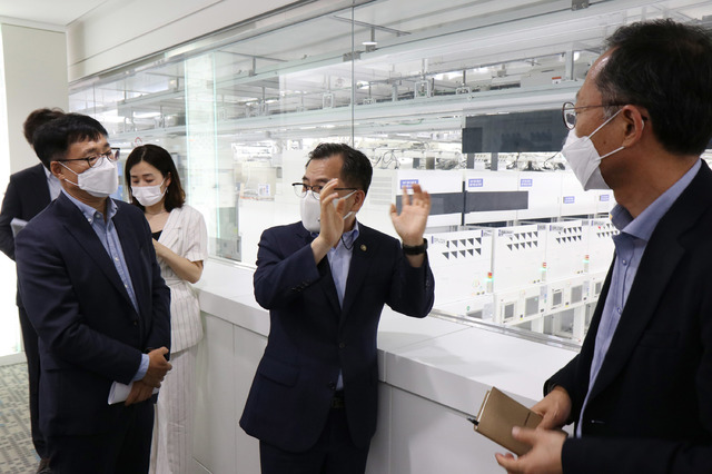 [서울=뉴시스] 추상철 기자 = 홍정기 환경부 차관이 7일 오후 삼성전자 화성 사업장을 찾아 반도체 생산 공정을 둘러보고 있다. (사진=환경부 제공) 2021.07.07. photo@newsis.com 이 사진은 기사 내용과 직접적 관련 없음 *재판매 및 DB 금지