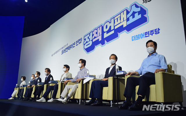[파주=뉴시스] 국회사진기자단 = 더불어민주당 20대 대통령선거 예비후보자들이 7일 경기 파주의 한 스튜디오에서 열린 대선 후보 정책 언팩쇼에 참석하고 있다. 왼쪽부터 추미애 전 법무부 장관, 이재명 경기도지사, 정세균 전 국무총리, 이낙연 더불어민주당 전 대표, 박용진 의원, 양승조 충남도지사, 최문순 강원도지사, 김두관 의원. 2021.07.07. photo@newsis.com