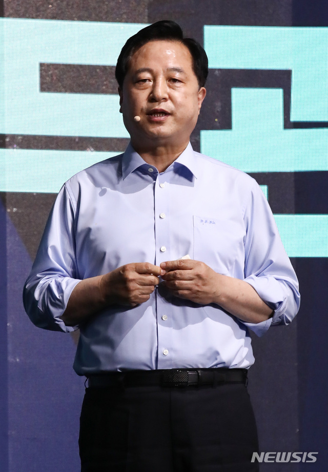 [파주=뉴시스] 국회사진기자단 = 김두관 더불어민주당 대선 예비후보가 7일 경기도 파주시 연스튜디오에서 열린 '프레젠테이션 면접 정책언팩쇼'에서 정책 발표를 하고 있다.&nbsp; 2021.07.07. photo@newsis.com