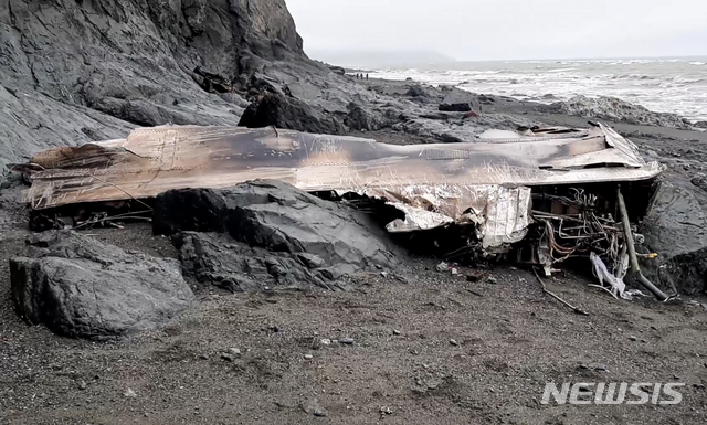 [팔라나(러시아)=AP/뉴시스=러시아 군용기 1대가 1일 새벽(현지시각) 러시아가 강제 합병한 크름반도에서 추락, 승무원 6명과 탑승객 23명 등 29명이 사망했다고 러시아 통신사들이 러시아 국방부를 인용해 보도했다. 사진은 2021년 7월7일 러시아 극동 팔라나 공항 근처에 추락한 An-26 수송기 잔해. 2026.04.01.