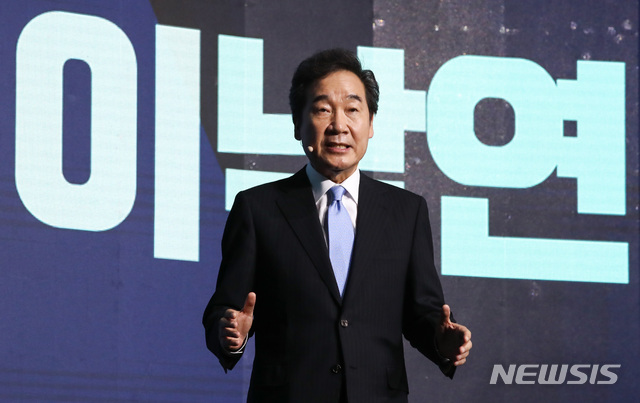 [파주=뉴시스] 국회사진기자단 = 더불어민주당 제20대 대통령선거 예비후보자인 이낙연 전 대표가 7일 경기 파주의 한 스튜디오에서 열린 대선 후보 정책 언팩쇼에서 발표를 하고 있다. 2021.07.07. photo@newsis.com