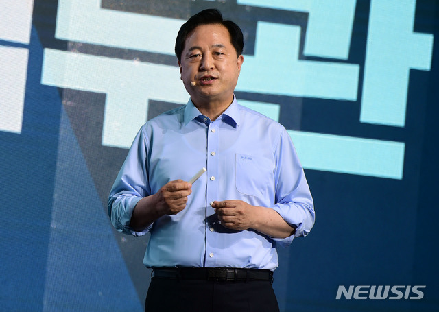 [파주=뉴시스] 국회사진기자단 = 더불어민주당 제20대 대통령선거 예비후보자인 김두관 의원이 7일 경기 파주의 한 스튜디오에서 열린 대선 후보 정책 언팩쇼에서 발표를 하고 있다. 2021.07.07. photo@newsis.com
