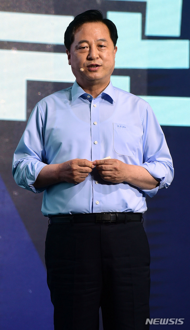 [파주=뉴시스] 국회사진기자단 = 더불어민주당 제20대 대통령선거 예비후보자인 김두관 의원이 7일 경기 파주의 한 스튜디오에서 열린 대선 후보 정책 언팩쇼에서 발표를 하고 있다. 2021.07.07. photo@newsis.com