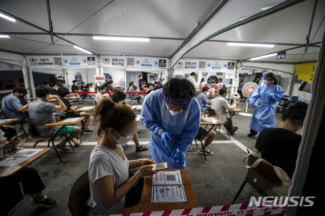[서울=뉴시스] 정병혁 기자 = 코로나19 신규확진자가 1200명대를 넘어선 7일 오후 서울 강남구보건소 선별진료소를 찾은 시민들이 검사를 받기 위해 대기하고 있다. 2021.07.07. jhope@newsis.com