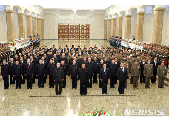 [서울=뉴시스] 김정은 북한 노동당 총비서가 조용원 조직비서, 최룡해 최고인민회의 상임위원장, 김덕훈 내각 총리 등 정치국 상무위원들(앞줄) 및 기타 고위간부들과 함께 김일성 사망 27주기를 맞아 8일 0시 금수산태양궁전을 참배했다고 노동신문이 보도했다.(출처=노동신문) 2021.07.08.