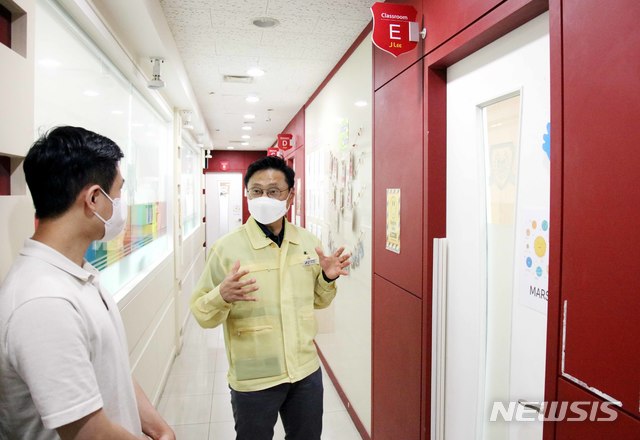 오후석 용인시 제1부시장이 수지구 풍덕천동의 학원을 방문해 방역상태를 점검하고 있다 