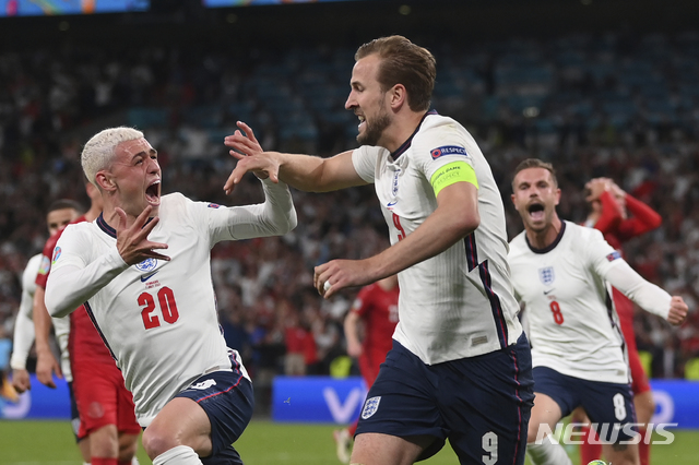 [런던=AP/뉴시스] 잉글랜드의 해리 케인이 7일(현지시간) 영국 런던의 웸블리 경기장에서 열린 유로 2020 덴마크와의 준결승전 연장 전반 막판 결승 골을 넣고 동료들과 환호하고 있다. 잉글랜드는 덴마크를 연장 끝 2-1로 물리치고 사상 처음으로 결승에 진출해 53년 만에 우승을 노리는 이탈리아와 우승을 다툰다. 2021.07.08.
