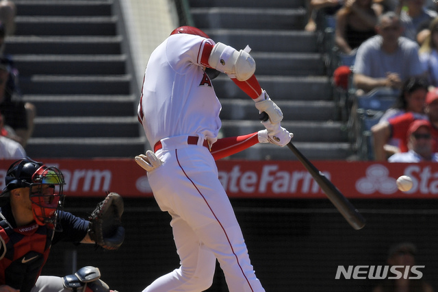 [애너하임=AP/뉴시스] LA 에인절스의 오타니 쇼헤이가 8일(한국시간) 미국 캘리포니아주 애너하임의 에인절스타디움에서 열린 2021 메이저리그(MLB) 보스턴 레드삭스와의 경기에서 5회말 홈런을 때려내고 있다. 2021.07.08