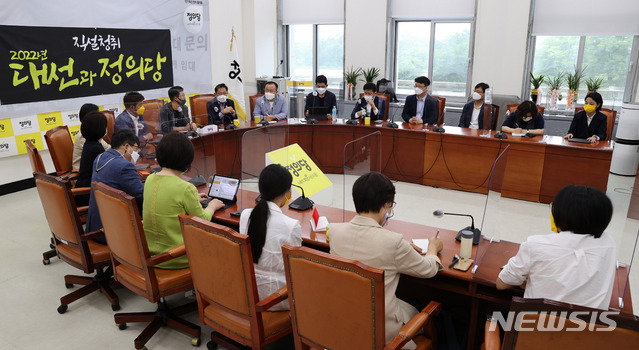 [서울=뉴시스] 최진석 기자 = 8일 오전 서울 여의도 국회에서 열린 ‘직설청취, 2022 대선과 정의당’ 연속 강좌 초청 강연이 진행되고 있다.이날 세미나에는 여영국 정의당 대표와 배진교 원내대표 등이 참석한 가운데 진중권 전 동양대 교수가 강연했다. (공동취재사진) 2021.07.08. photo@newsis.com