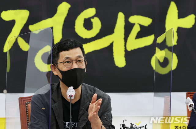 [서울=뉴시스] 최진석 기자 = 진중권 전 동양대 교수가 8일 오전 서울 여의도 국회에서 열린 ‘직설청취, 2022 대선과 정의당’ 연속 강좌 초청 강연에 참석해 발언 하고 있다. (공동취재사진) 2021.07.08. photo@newsis.com