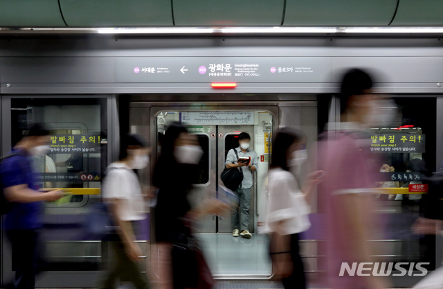 [서울=뉴시스] 김병문 기자 = 신규 코로나19 확진자가 1275명을 기록하며 역대 최다를 기록한 8일 오전 서울 종로구 광화문역에서 시민들이 출근을 하고 있다. 정부는 지난 7일 코로나19 중대본 회의에서 "수도권 소재 직장은 재택근무를 확대해주고 공공기관은 회식 등 모임을 자제해달라"고 했다. 2021.07.08. dadazon@newsis.com