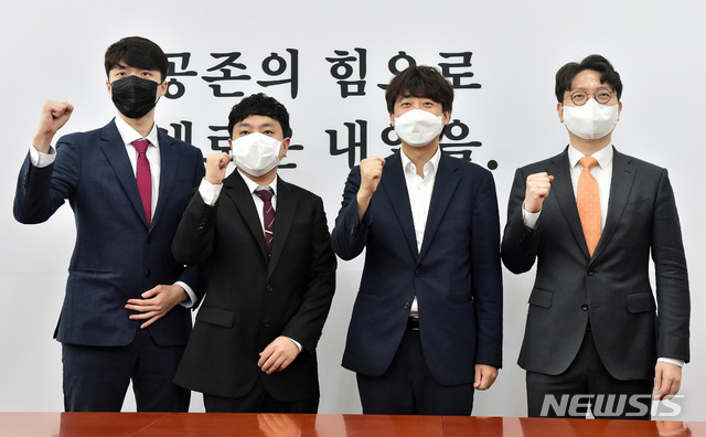 [서울=뉴시스] 최진석 기자 = 이준석 국민의힘 대표가 8일 국회에서 신임 대변인단 임명장 수여식을 마친 뒤 파이팅을 외치고 있다. 왼쪽부터 양준우, 임승호 대변인, 이 대표, 신인규 상근부대변인. (공동취재사진) 2021.07.08. photo@newsis.com