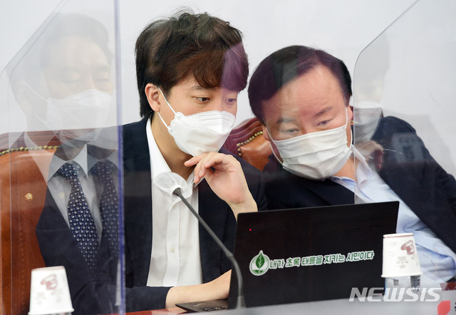 [서울=뉴시스] 최진석 기자 = 이준석 국민의힘 대표와 김재원 최고위원이 8일 국회에서 열린 최고위원회의에서 대화를 나누고 있다. (공동취재사진) 2021.07.08. photo@newsis.com.