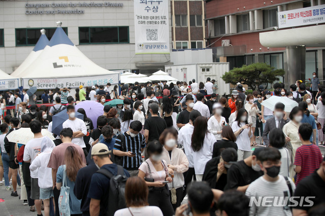 [서울=뉴시스] 김선웅 기자 = 0시 기준 1275명의 신규 코로나19 확진자가 발생한 8일 오전 서울 강남구보건소에 설치된 선별진료소에서 시민들이 검사를 받기 위해 줄을 서고 있다. 2021.07.08. mangusta@newsis.com