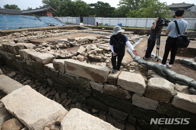 [서울=뉴시스]조수정 기자 = 문화재청 관계자가 8일 오전 서울 종로구 경복궁 동궁 권역에서 발굴된 150년 전(추정) 선진 정화시설을 갖춘 공중화장실 유구(遺構) 현장에 대해 설명하고 있다. 2021.07.08. chocrystal@newsis.com