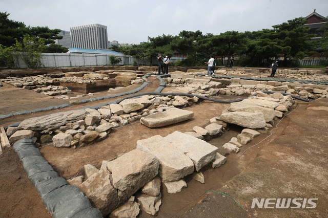 [서울=뉴시스]조수정 기자 = 문화재청 관계자가 8일 오전 서울 종로구 경복궁 동궁 권역에서 발굴된 150년 전(추정) 선진 정화시설을 갖춘 공중화장실 유구(遺構) 현장에 대해 설명하고 있다. 앞에 보이는 두갈래 길은 출수구다. 2021.07.08. chocrystal@newsis.com