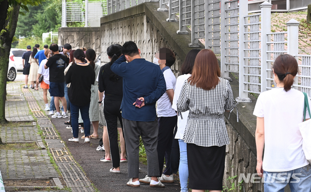 [수원=뉴시스] 김종택기자 = 코로나19 확진자가 폭증하고 있는 8일 오전 경기도 수원시 권선구 보건소에 마련된 코로나19 임시선별 검사소에서 시민들이 검사를 받기 위해 줄 서 대기하고 있다. 2021.07.08. ktk@newsis.com