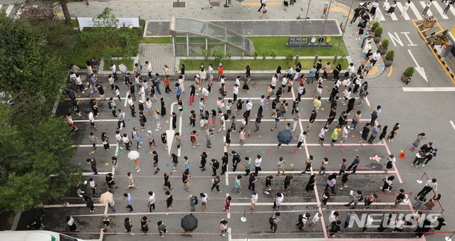 [서울=뉴시스] 백동현 기자 = 코로나19 신규 확진자가 1,275명(국내발생 1,227명, 해외유입 48명)이 집계된 8일 오전 서울 강남구보건소 선별진료소에 검사를 기다리는 시민들이 줄 서있다. 2021.07.08 livertrent@newsis.com