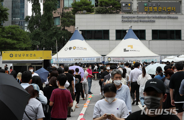 [서울=뉴시스] 백동현 기자 = 코로나19 신규 확진자가 1,275명(국내발생 1,227명, 해외유입 48명)이 집계된 8일 오전 서울 강남구보건소 선별진료소에 검사를 기다리는 시민들이 줄 서있다. 2021.07.08 livertrent@newsis.com